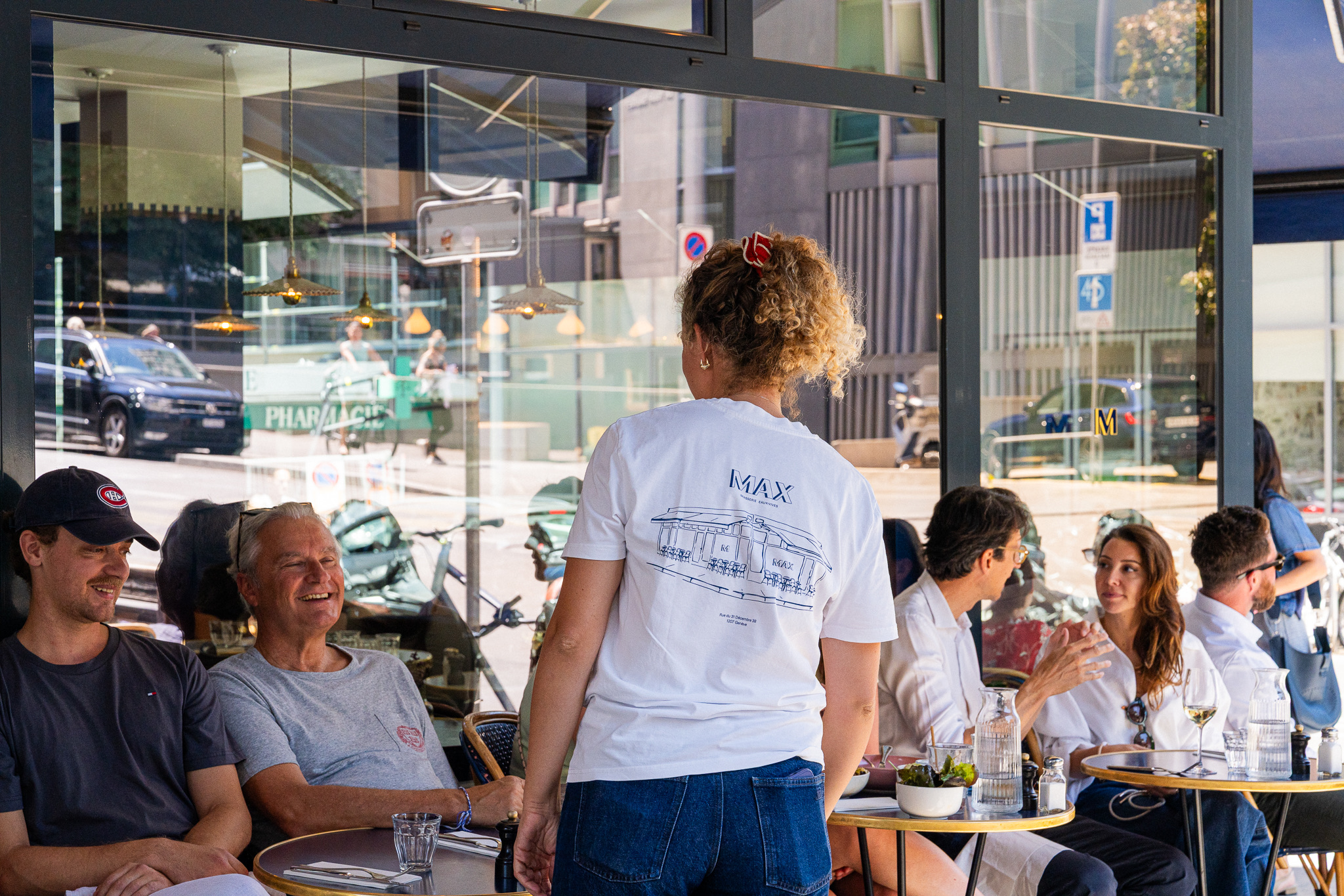 Service en terrasse chez MAX, côté rue